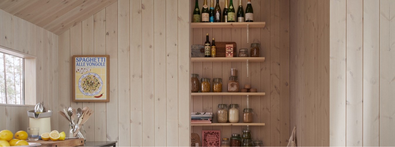 Stående beiset trepanel i fargen Morgendis på kjøkkenvegg og i tak.