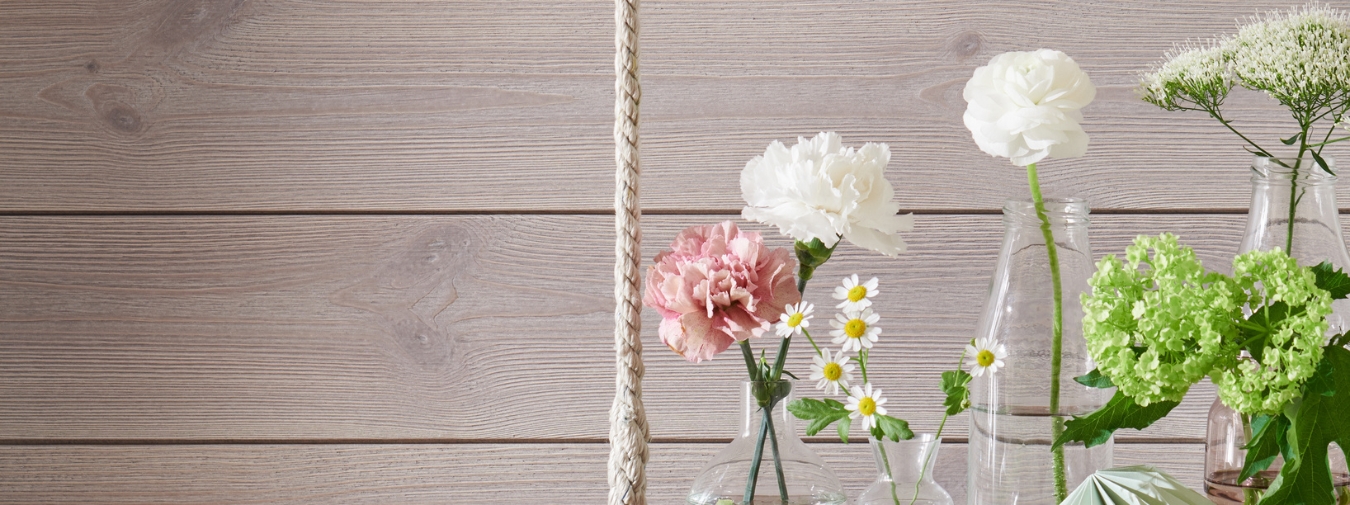 Träpanel och vaser med blommor