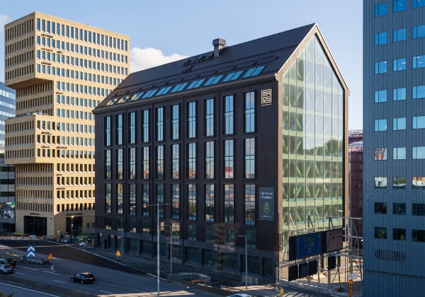 Fasad av svartpigmenterad ThermoWood.