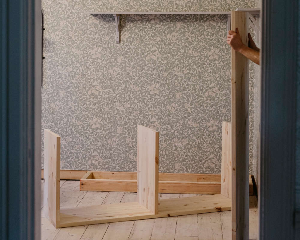 En hylla av trä monteras ihop