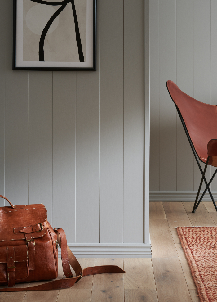 Rum med grå panel och tavla på väggen