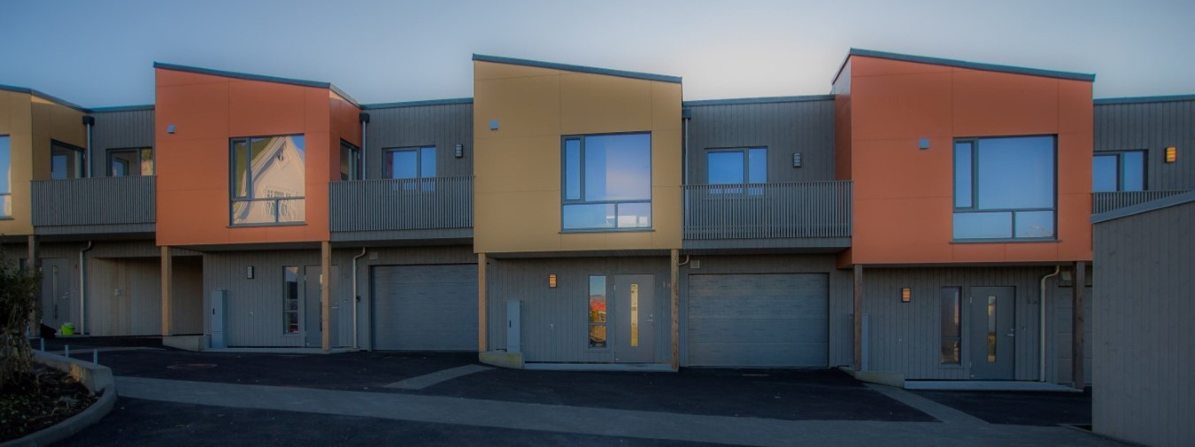 Fasade med rekkehus, kledd i Moelvens kledninger