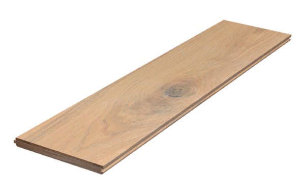Moelven Herregårdsgulv i eik, rustic børstet oljet i fargen Arctic – en enkelt gulvplanke sett fra en vinkel som viser både overflaten og siden. Planken har varm, lys beige eikefarge med naturlig trestruktur, synlige kveister og karakteristiske årringer. Overflaten er børstet og oljet for et matt, naturlig uttrykk.