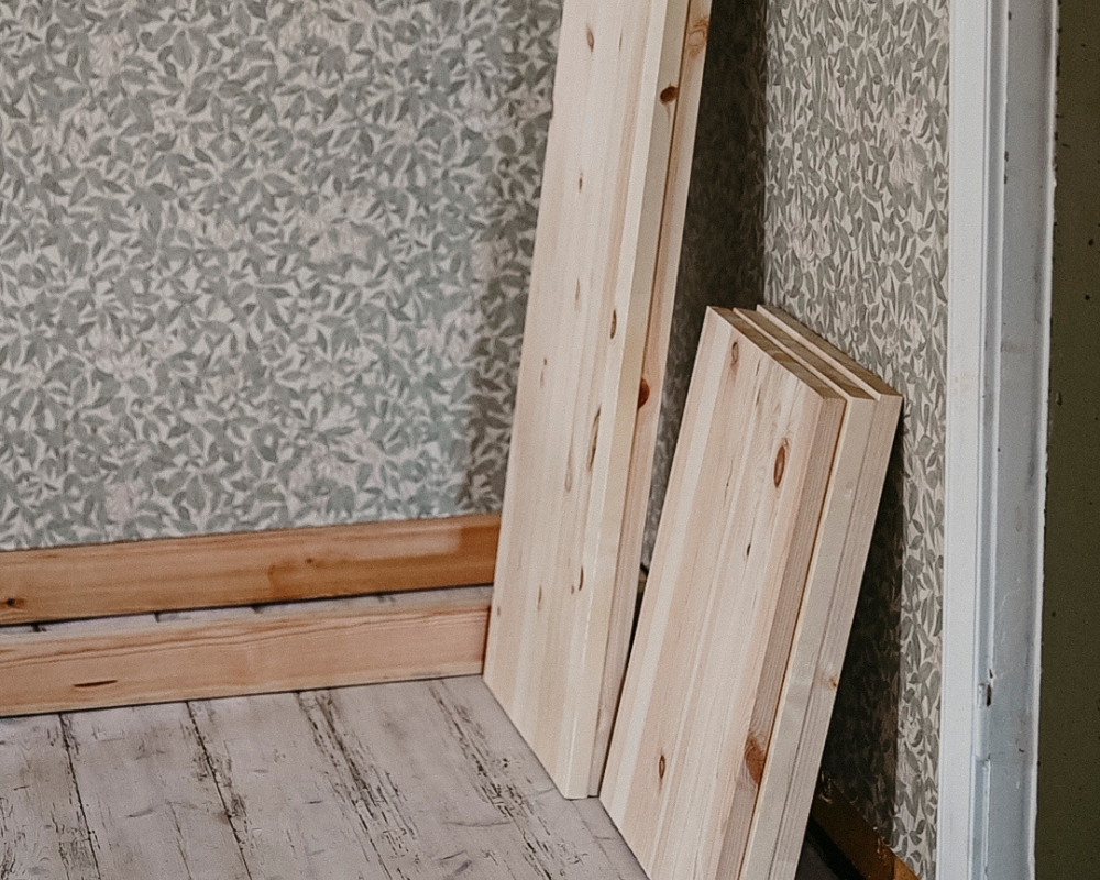 Olika höjder av limfogar lutade mot e vägg