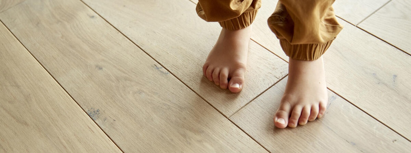 Barneføtter på Moelvens heltregulv