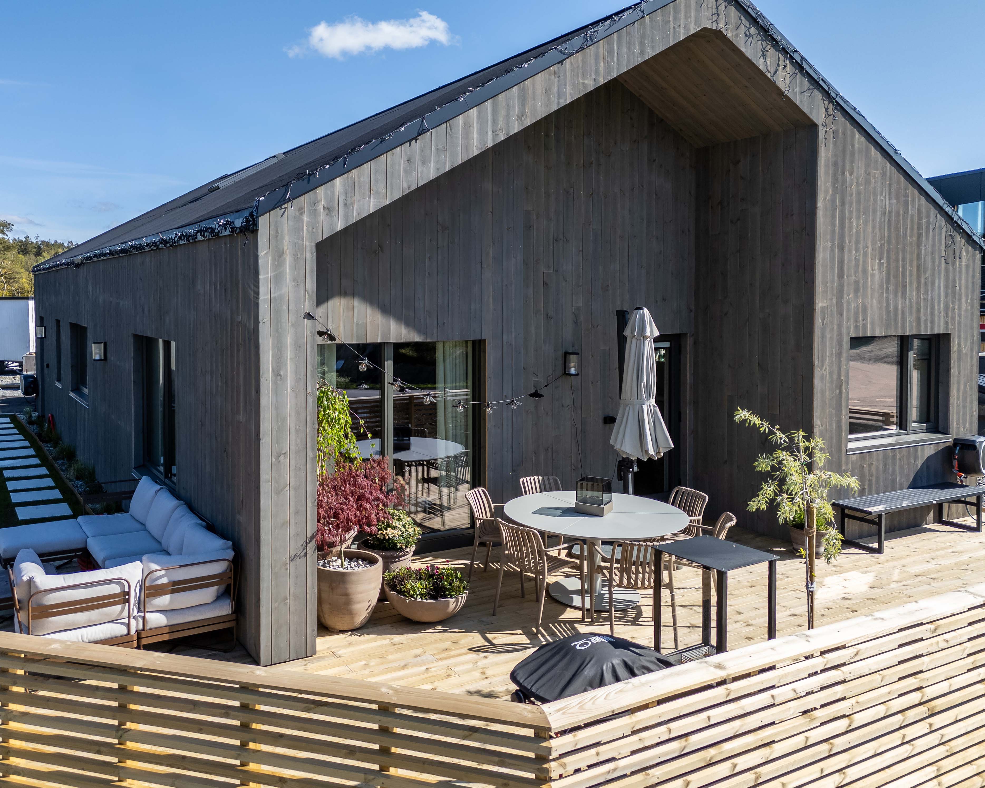 Moderne hus med Moelven Værbitt kledning og Cu impregnert terrasse.