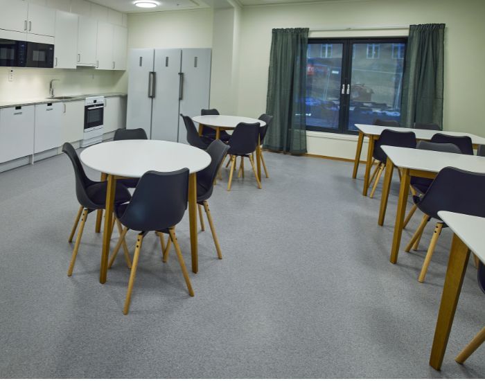 Stort kjøkken med mange spisegrupper.