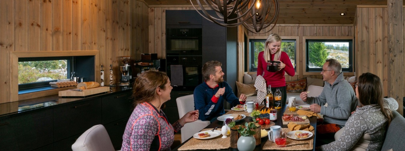 Frokost på hytta, med Moelven-panel og lister