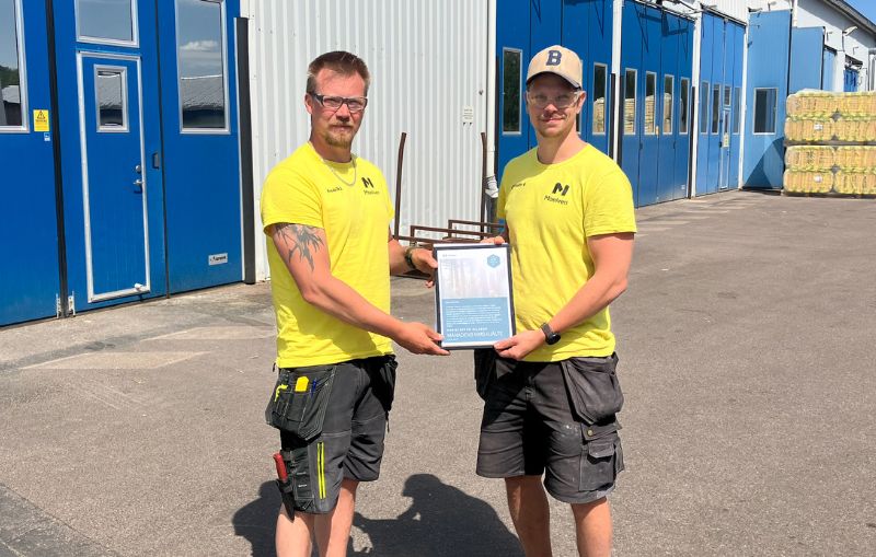 HMS-hjälten Chrisoffer Nilsson håller upp ett diplom.