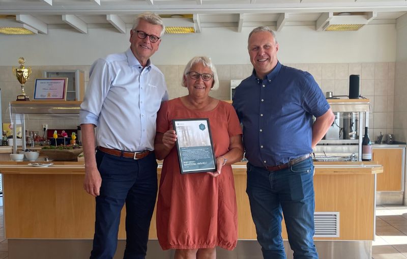 HMS-helten Marit Bruget fikk utmerkelsen HMS-helt av administrasjonssjef Morten Sveiverud og HR-direktør Yngve Andreassen