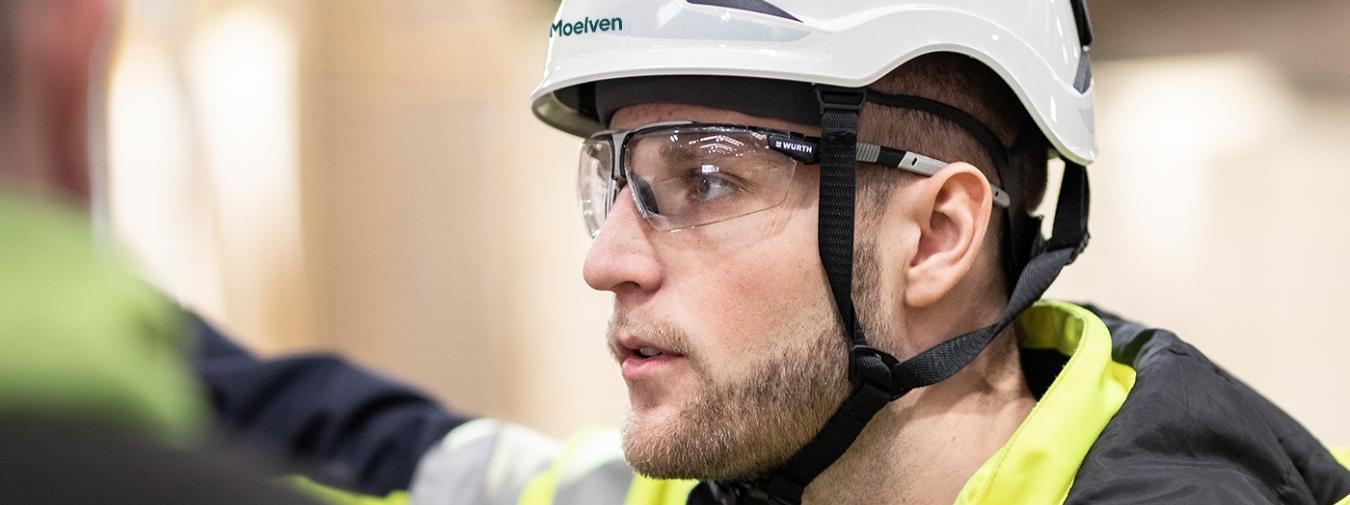 HMS i Moelven - Bild av person med säkerhetsutrustning