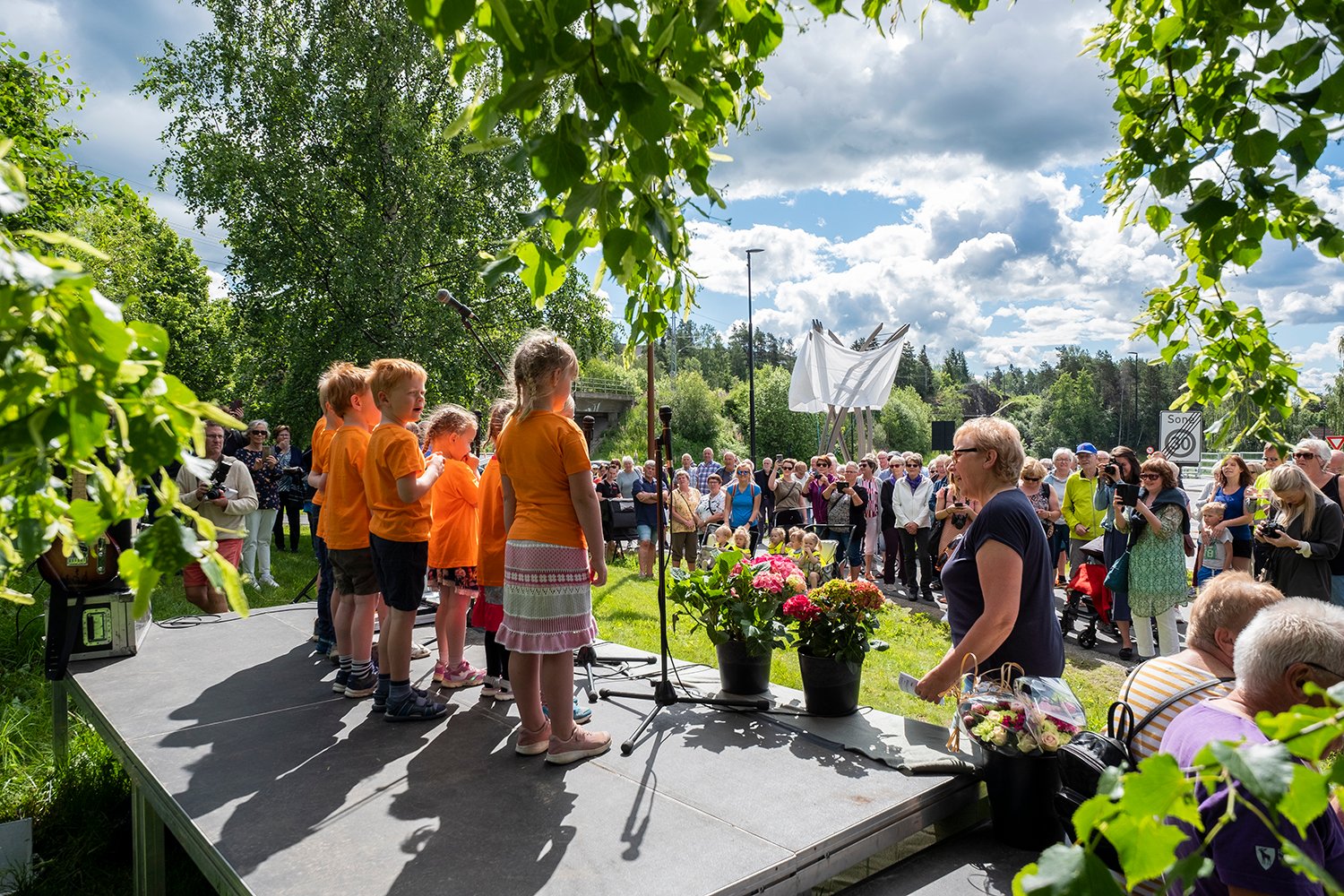Avduking av limtreskulptur