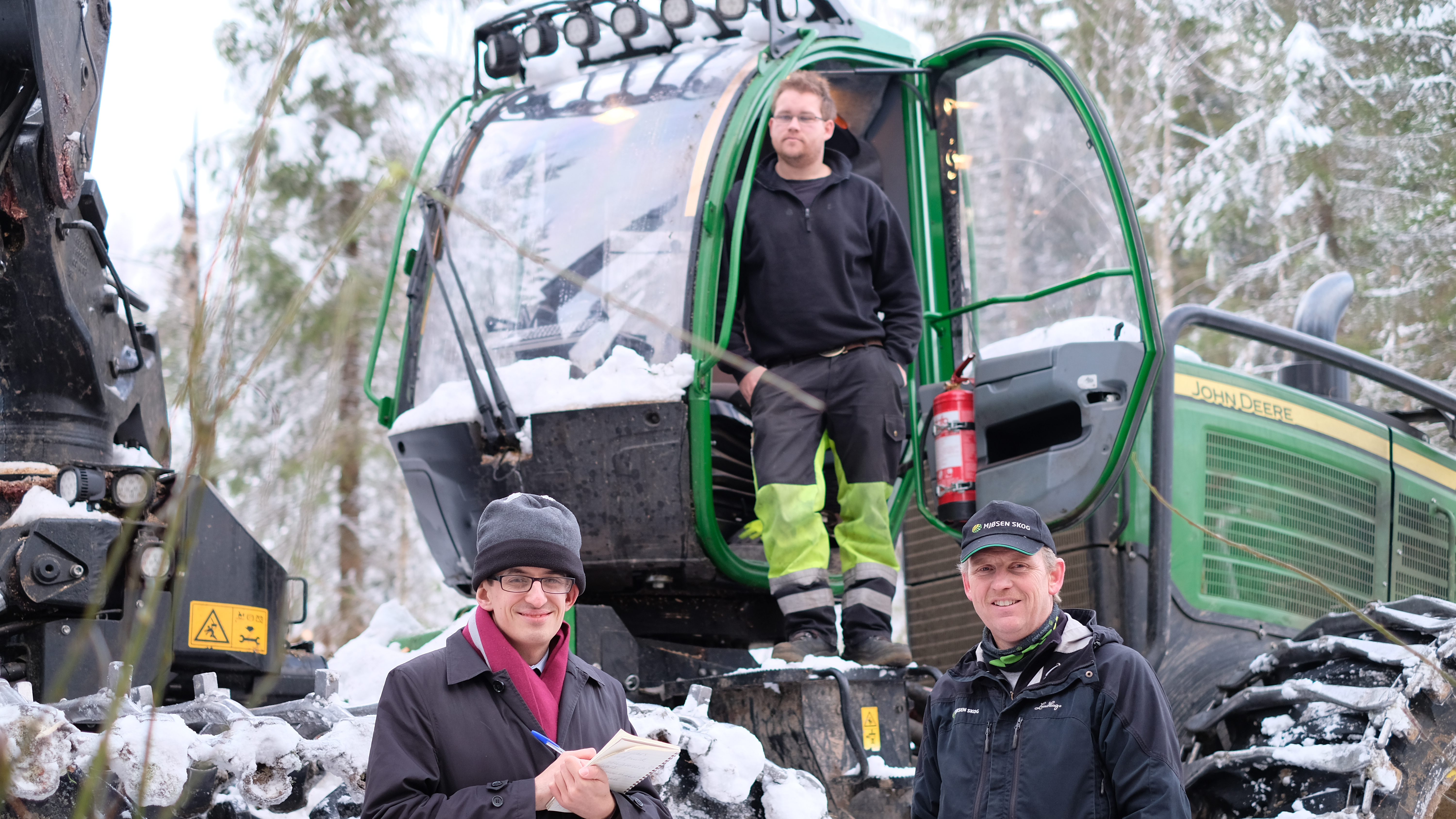 Bærekraftig skogsdrift. Fra venstre: Charles Read, hogstmaskinfører Erik Myrstuen og skogsbruksleder Bjørn Eilert Øveråsen i Mjøsen Skog.
