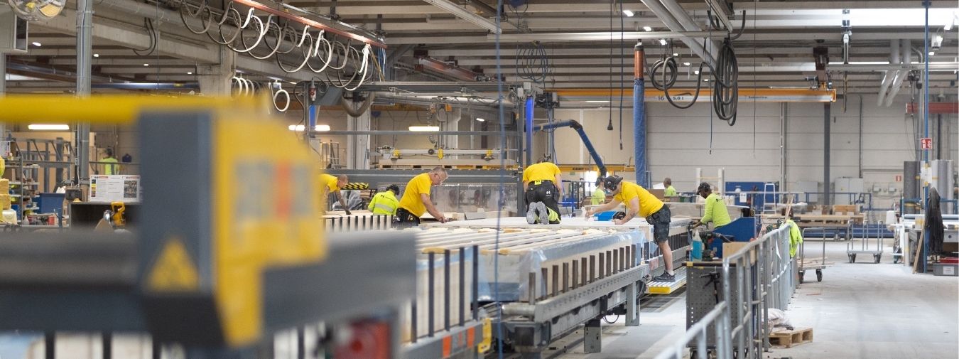 Prefabricerade trämoduler byggs i fabrik i Säffle