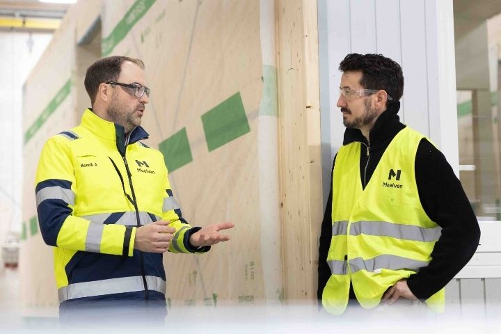 Två personer samtalar