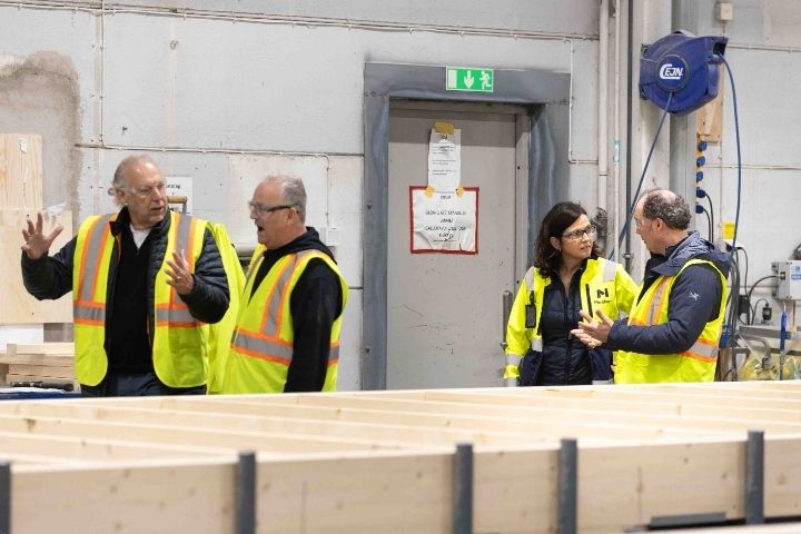 Personer samtalar i fabrik