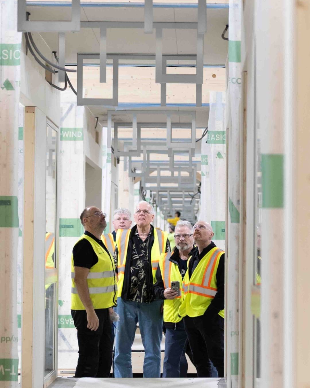 Personer mellan moduler i fabrik