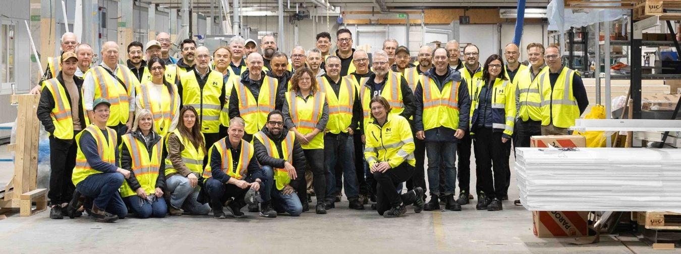 gruppbild människor i fabrik