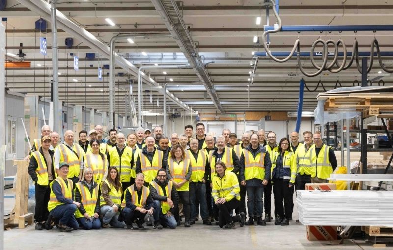 Gruppbild i fabrik