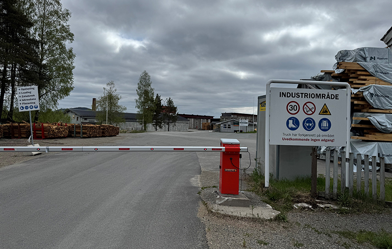 Bommen inn til Moelven Løten og et skilt hvor det står industriområde