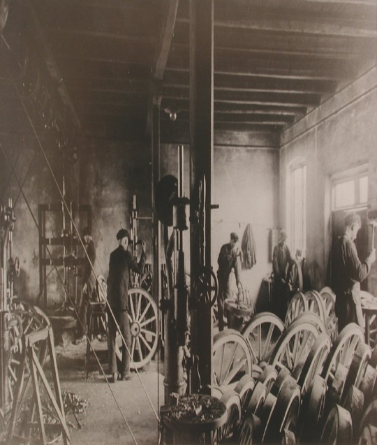 I de første årene etter oppstarten i 1899 produserte Moelven snekker- og innredningsprodukter i tre. Men allerede i 1904 la virksomheten om,  til produksjon av det oljekokte vognhjulet.