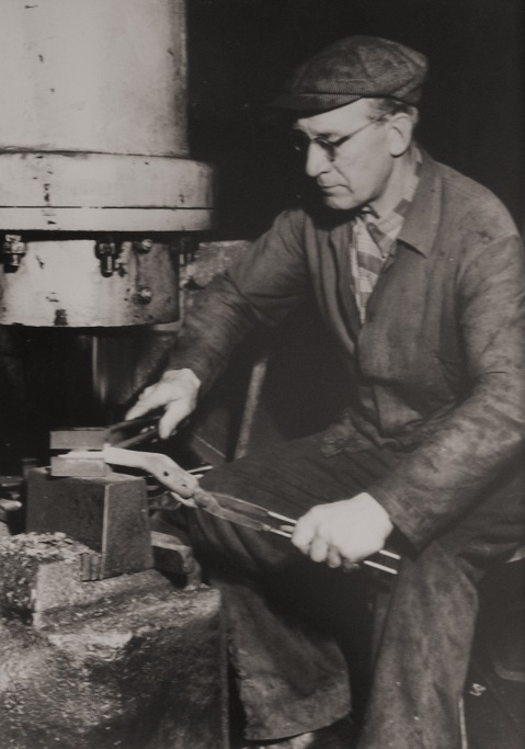 Industripioneren Theodor Krogvig kjøpte fallrettighetene til Moelva i 1877 og startet Strømmen Brug i Moelv. Krogvig konstruerte selv flere av maskinene som var nødvendige og det ble blant annet produsert trefat og hjul til kjerrer og vogner.