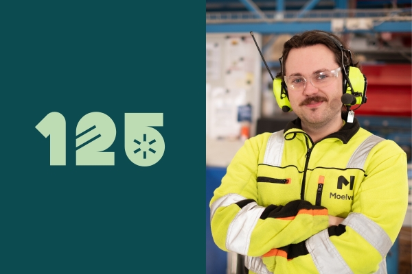 Man med gula säkerhetskläder med armarna i kors