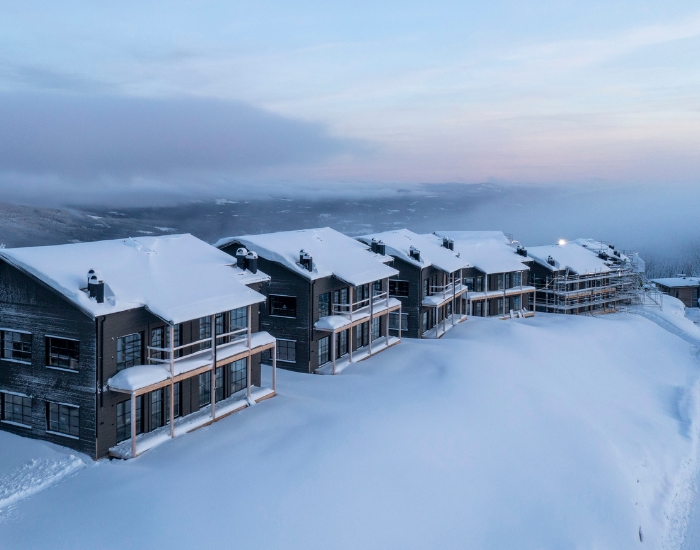 Husen Moelven Byggmodul byggt vid Eagles village ligger utsträckta på rad.