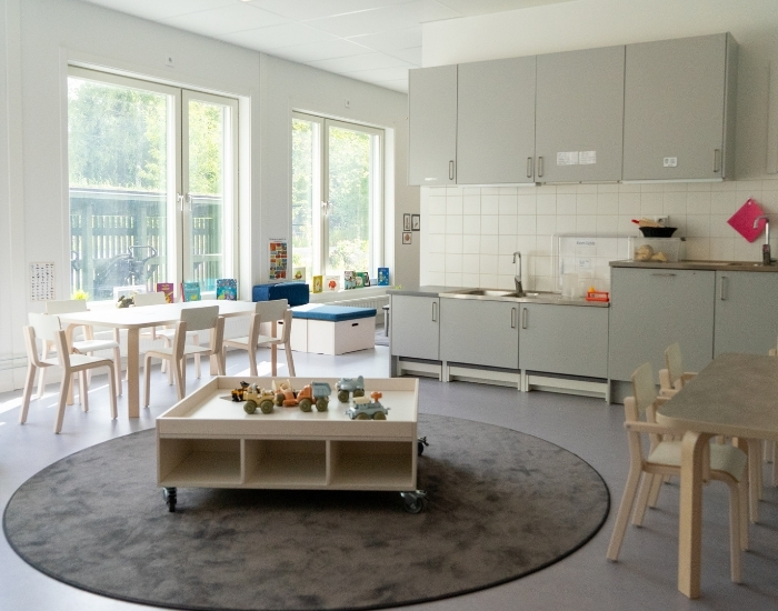 inuti förskolan boängen kök med bord og lekyta