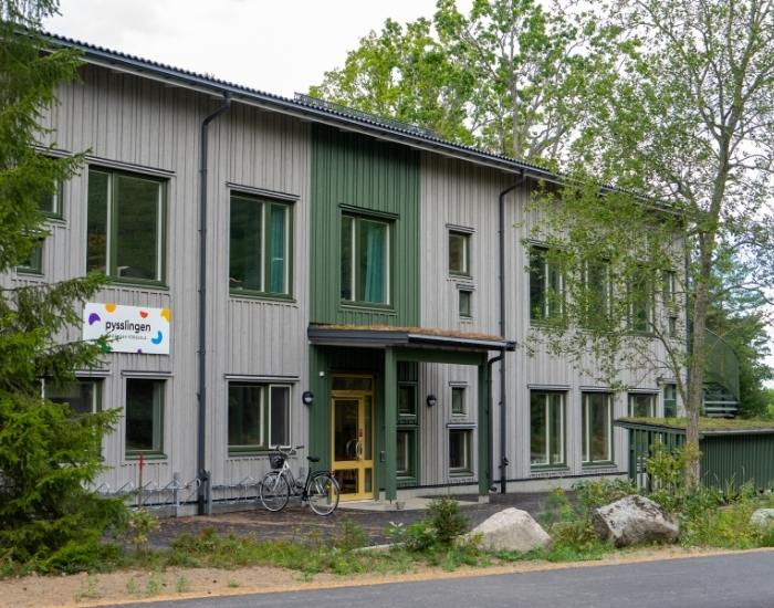 Boängen utomhus med träd