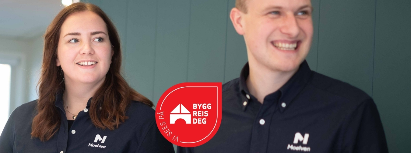Kvinne og mann med blå Moelven-skjorter. Logo til messa Bygg Reis Deg i midten.