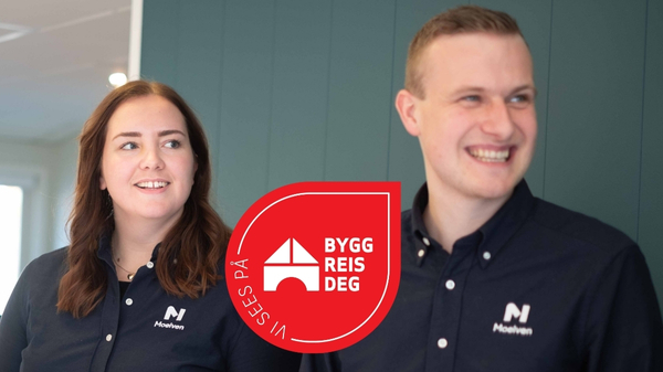 Kvinne og mann i Moelven-skjorter. Bygg Reis Deg-logo i bildet.
