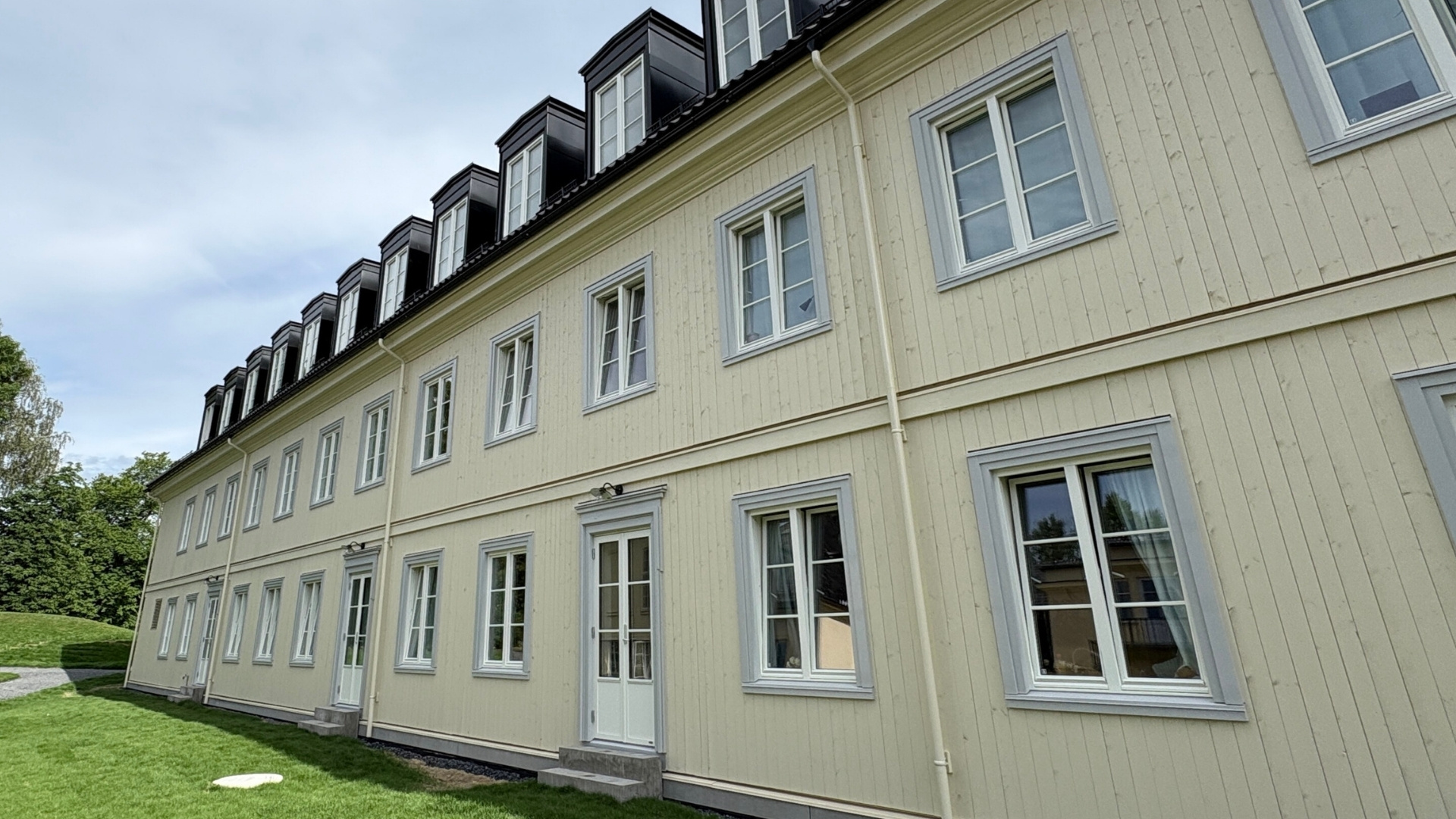 Nærbilde av trebygg i nyklassisk stil fra Blindern Studenterhjem