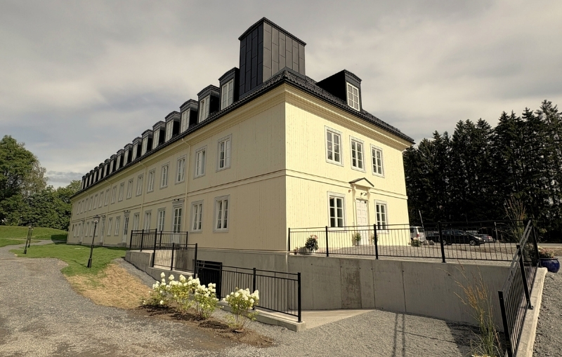 Fasadebilde og kjellernedgang på hybelbygget Nordfløyene ved Blindern Studenterhjem