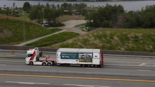 Trailer med modul på henger kjører på E6