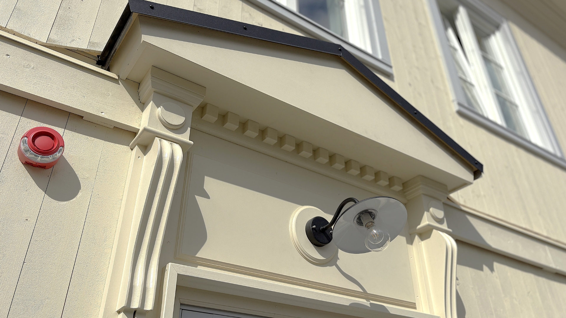 Detalj fra omramming rundt dørene til Nordfløyen på Blindern Studenterhjem.