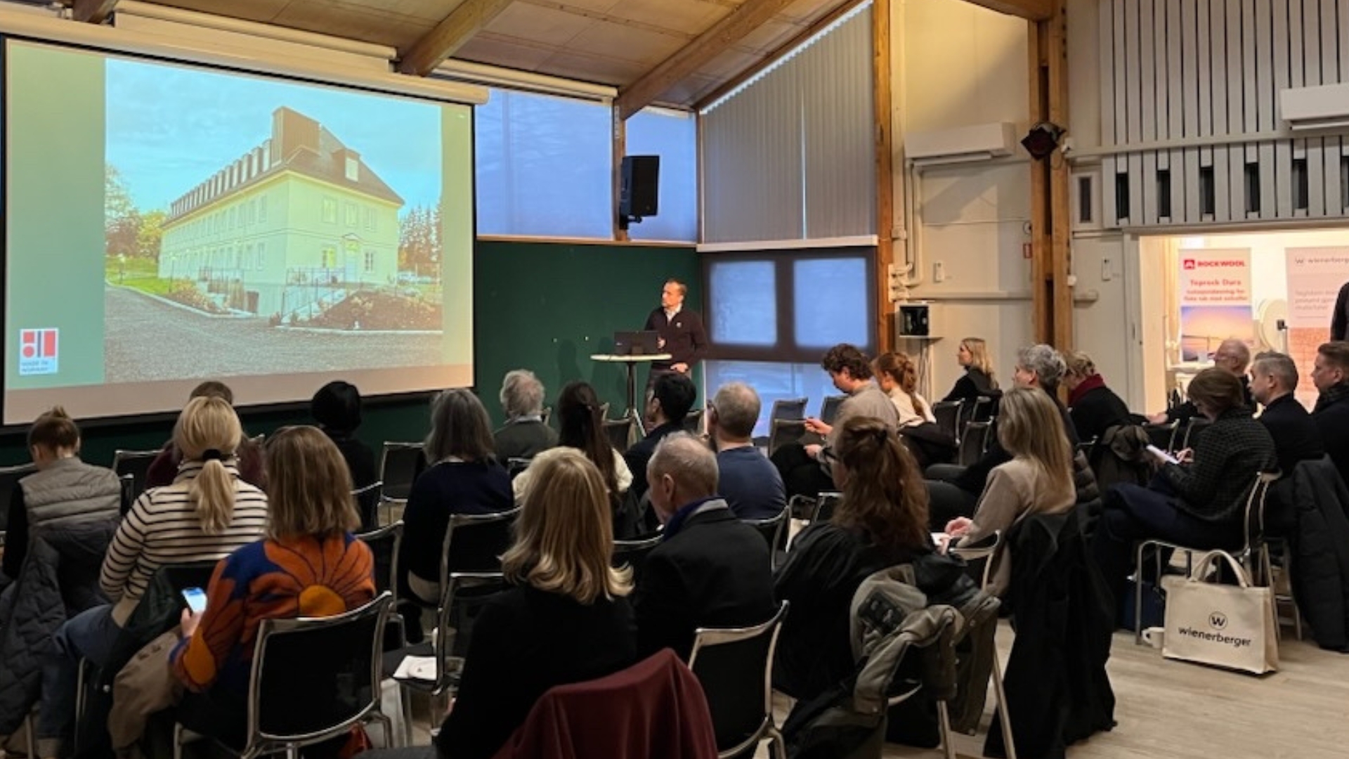Representant fra Moelven Byggmodul holder presentasjon på Materialtreff i Oslo og viser frem det prisvinnende modulbygde studentboligbygget ved Blindern Studenterhjem.