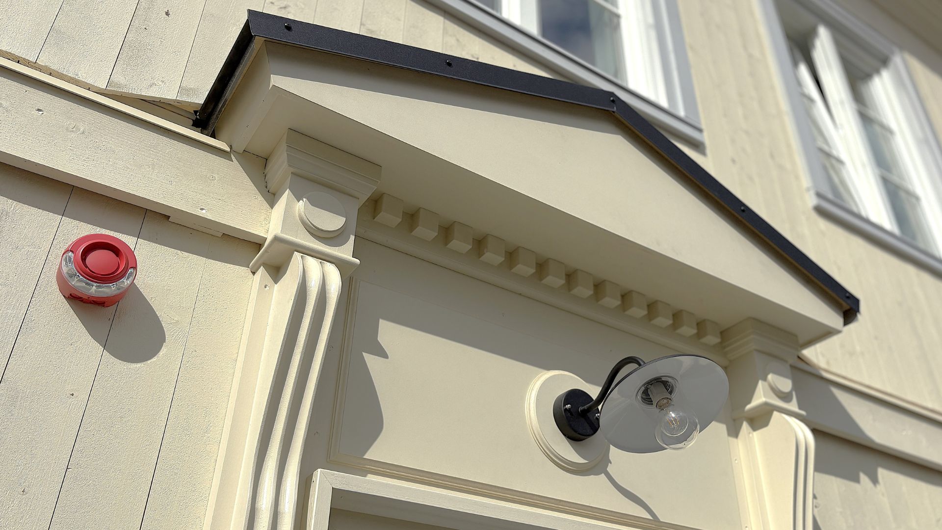 Utsmykning rundt døren på nybygget ved Blindern Studenterhjem.