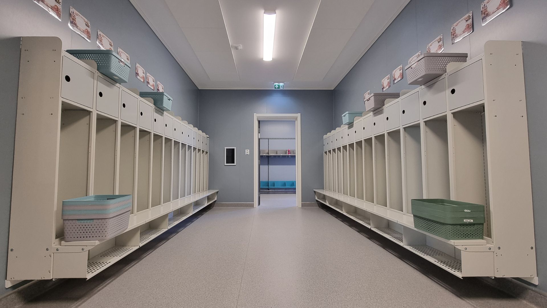 Garderobeplasser i en barnehage bygget av moduler fra Moelven Byggmodul AS.