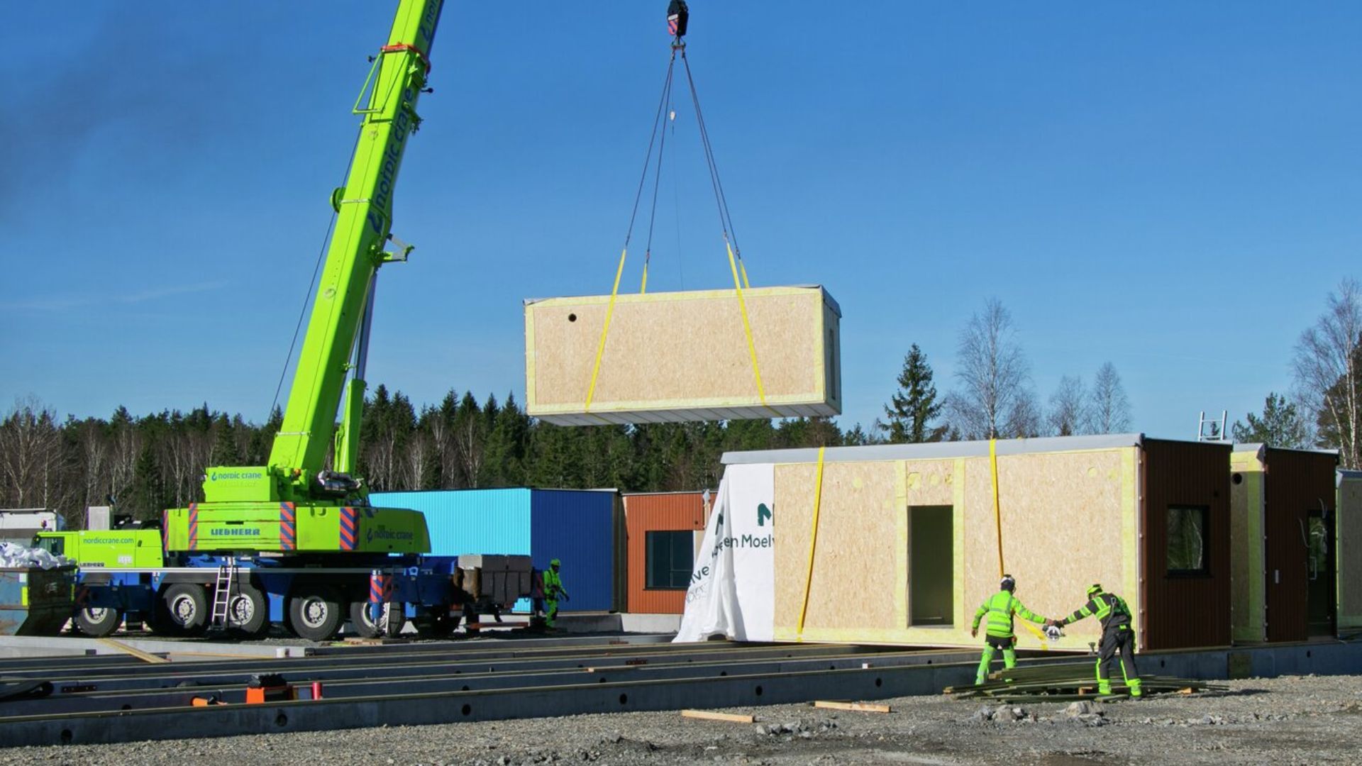 En modul fra Moelven Byggmodul AS som heises på plass og blir til et barnehagebygg. 