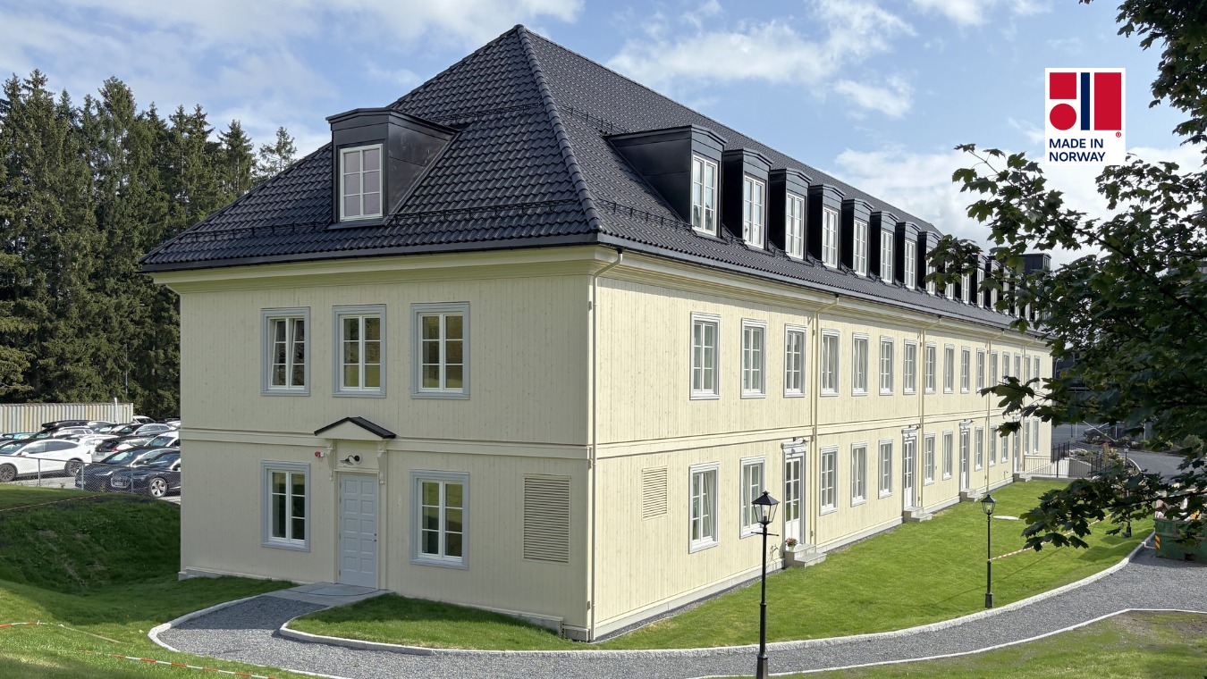 Fasadebilde av treetasjes modulbygg ved Blindern Studenterhjem.