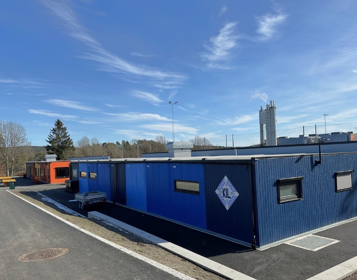 Modulbygg bestående av mørkeblå og lyseblå moduler.