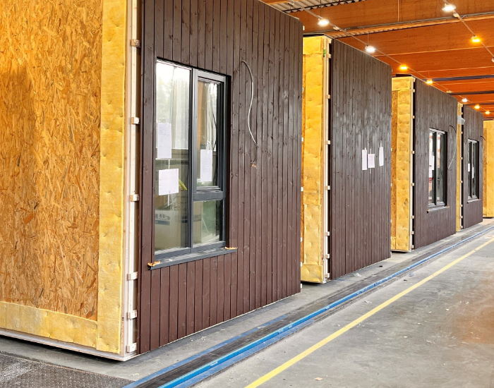 Tremoduler i produksjon innendørs i fabrikk.