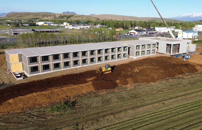 Fugleperspektiv av Hotel Loa mens moduler heises på plass