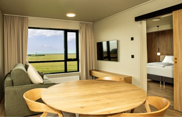 Hotellrom i skandinavisk design med stort vindu.