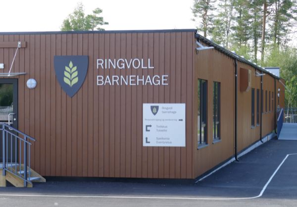 Fasaden av modulbarnehagen Ringvoll barnehage, med moduler fra Mo9elven Byggmodul.