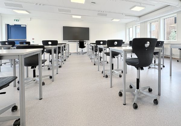 Klasserom med møbler ved Solør videregående skole