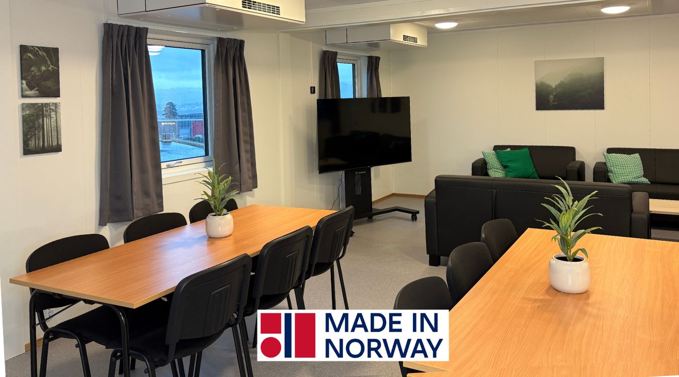 Spise- og oppholdsrom i bolirigg med sittegruppe og dekorative detaljer.