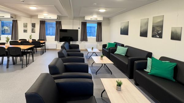 Spisebord og sofagrupper i et hvilerom på boligrigg