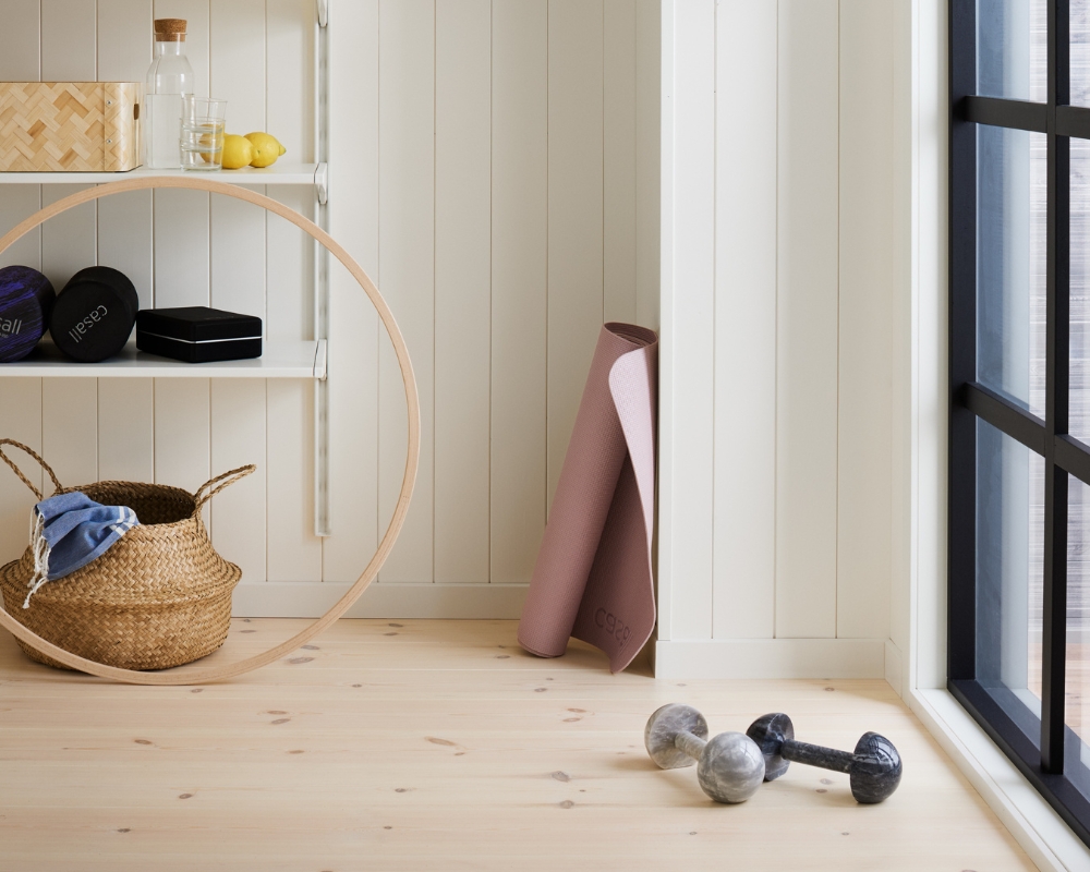 hemmagym med vit träpanel och ljust trägolv